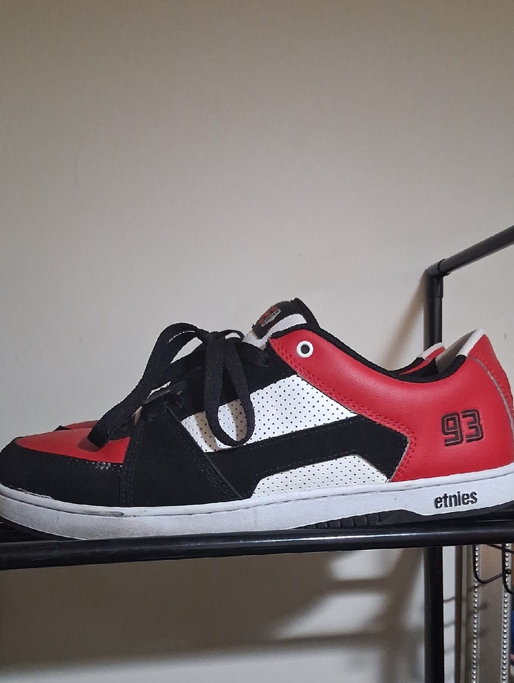 Etnies Men’s Low-Top Skate Sneakers in Black, Red, White